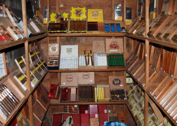 02-02-08_ Santo Domingo-Cigars for Sale ѩ0001.JPG