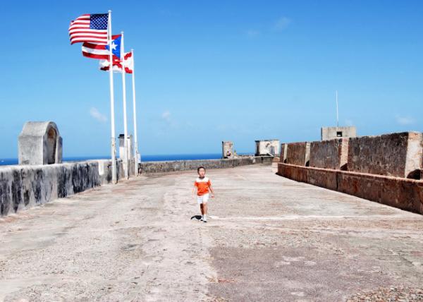 02-04-08_ Fort San Cristobal_The flags of the United States, Puerto Rico, & the Spanish Empire float over Castillo San Cristbal ۹Ĺ-60001.JPG