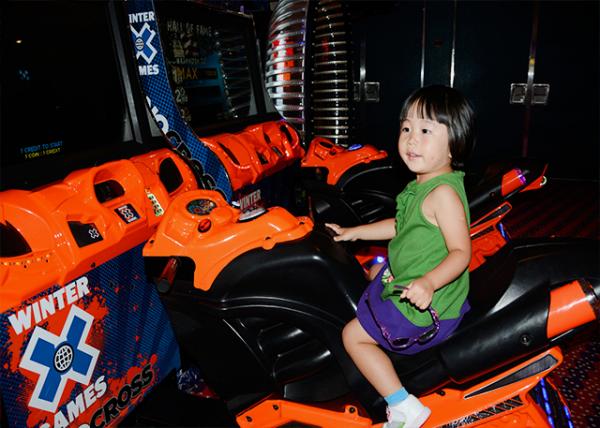 2014-08-05_Carnival Glory_Snow Motor Racing Arcade Machine-10001.jpg