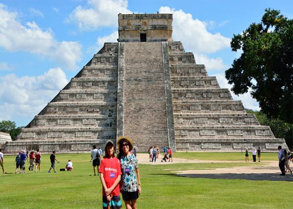 2014-11-03_Temple of Kukulcn_Kukulkan Pyramid w 2 Columns Representing Serpents w Open Jaws, the Descent of the Serpent Effect during the Spring Equinox-10001.jpg