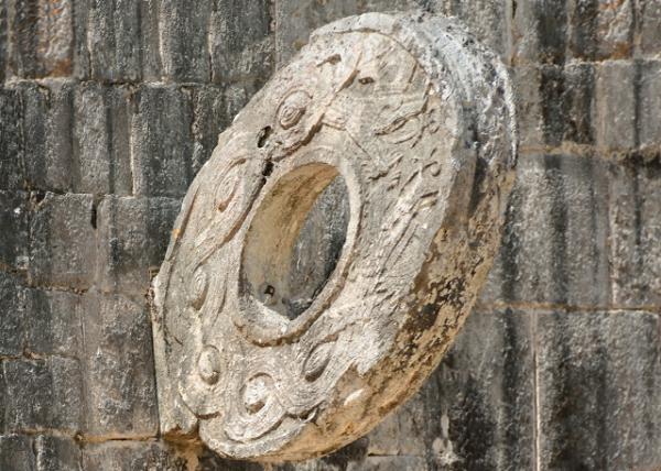 2014-11-03_Great Ballcourt_Stone Ring Located 9 m (30 ft) above the Floor of the Great Ballcourt λڴ򳡵֮9(30 Ӣߣʯ-60001.JPG