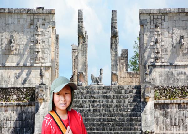 2014-11-03_Tempe of the Warriors_a Large Stepped Pyramid Fronted & Flanked by Rows of Carved Columns Depicting Warriors ͽʽͲʿ-10001.jpg
