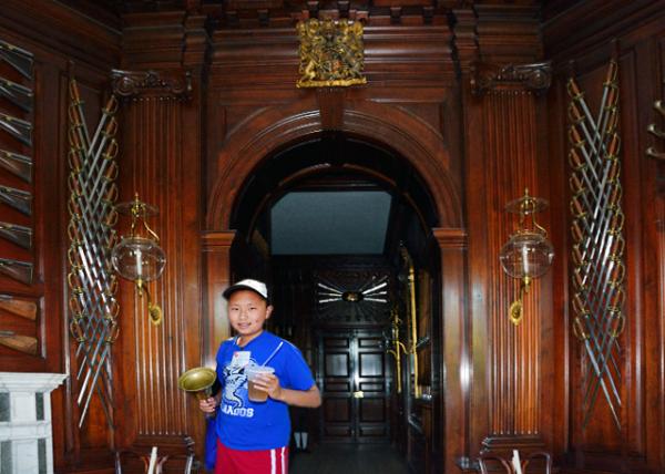 2014-05-26_Governor's Palace Entryway w Prominent Swords & Flintlock Muskets-10001.jpg