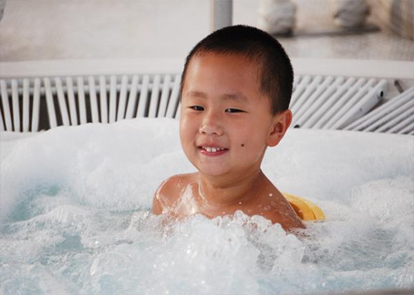 10-04-07_ NCL Pride of Aloha_Hot Tub.jpg