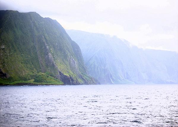 10-04-07_Molokai_Mokalu (or Mokapu), Huelo, & Okala Islets, & Waikolu Valley.jpg