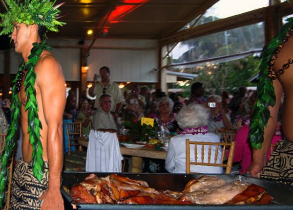 10-08-07_ Lʻau Kluapuaʻa Unearthing an Underground-Oven-Cooked PigĿ0001.JPG