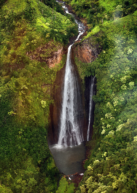 10-08-07_ Falls_Haupu Ridge Fall & Swift Flowing Streams Cutting the Narrow Valleys0001.JPG