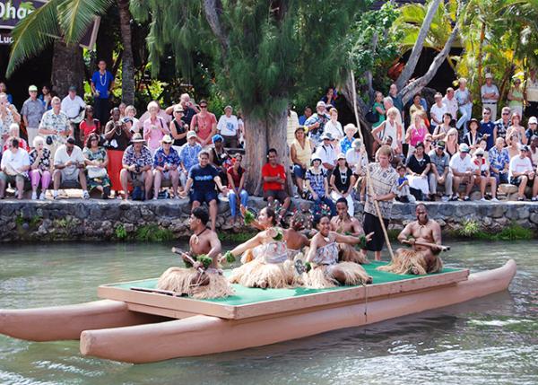 09-28-07_ Polynesian Cultural Ctr_Rower in a Traditional Canoe Ļġͳľͧ0001.JPG
