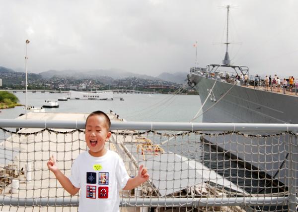 09-30-07_ USS Missouri facing the Sunken Arizona, Symboling of the Beginning & the End of WWII for the USA սֱҵѳûɣǺսڶսĿʼ-60001.JPG