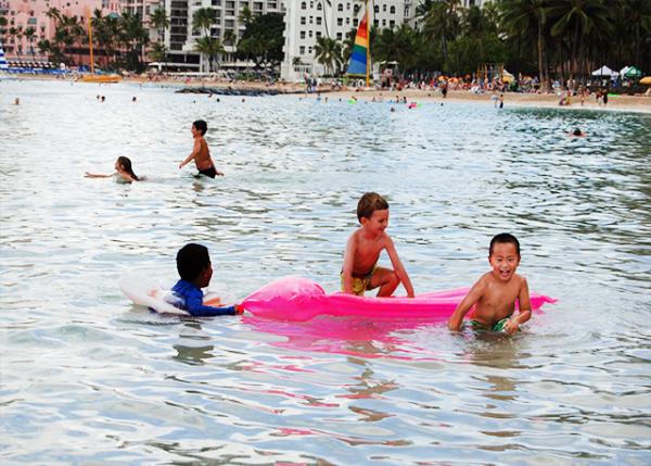 09-29-07_ New Friends @ Waikiki Beach ̲-20001.jpg