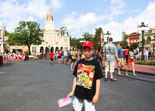 04-06-12_Magic Kingdom_City Hall.jpg