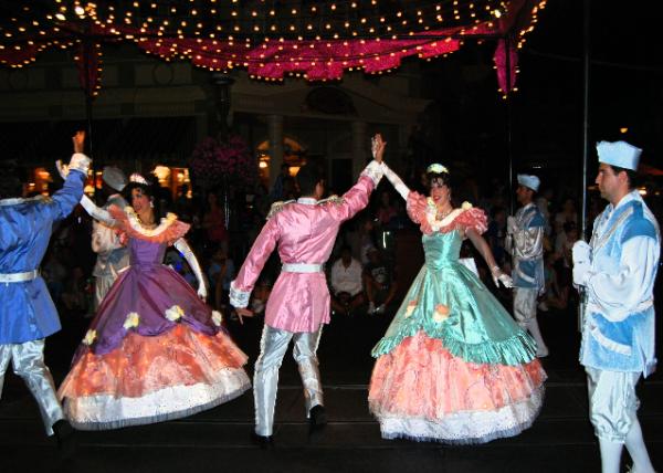 04-06-12_Parade_08_Royal Court Dancers.jpg