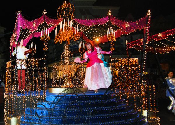 04-06-12_Parade_09_Prince Charming & the Glass Slipper.jpg