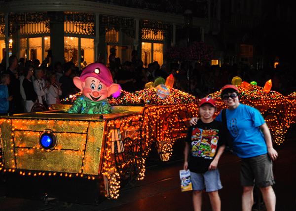 04-06-12_Parade_13_Dopey Driving The Seven Dwarve's Mine Train-10001.jpg