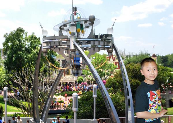 04-06-12_Tomorrowland_Avenue of the Planets-10001.jpg