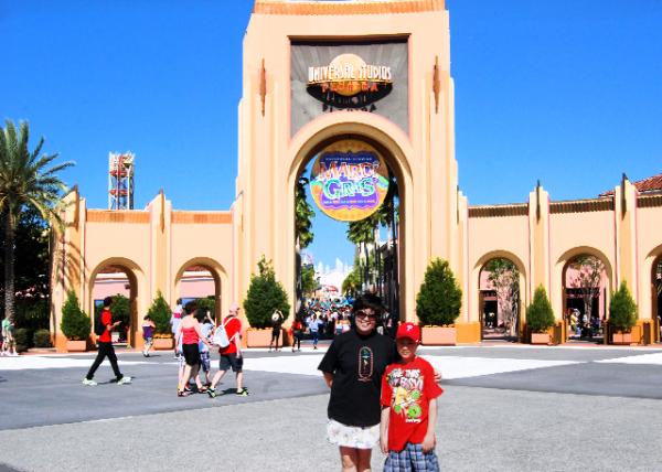 2012-04-07_02_Universal Studios Florida Gate.jpg
