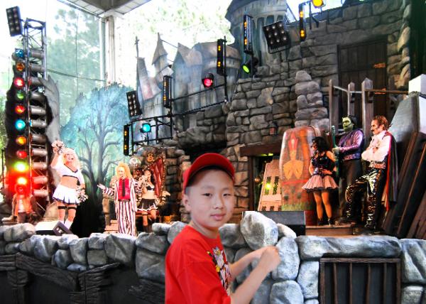 2012-04-07_09_Beetlejuice's Graveyard Revue, a Live Musical Revue Stage Show Based on the Film of the same Name & Universal Monsters-10001.jpg