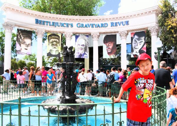 2012-04-07_08_Beetlejuice Graveyard Revue Colonnade.jpg