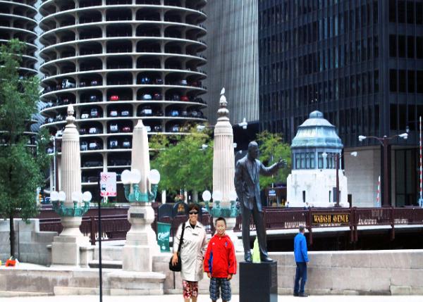09-20-11_22_Bronze Statue of Irv Kupcinet, the Chicago Newspaper Columnist & Radio and TV Personality-10001.jpg