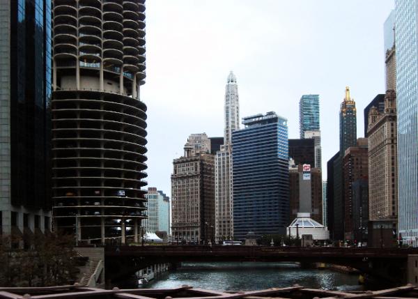 09-16-11_18_Dearborn Street Bridge over the Chicago River, Built in 1962.jpg