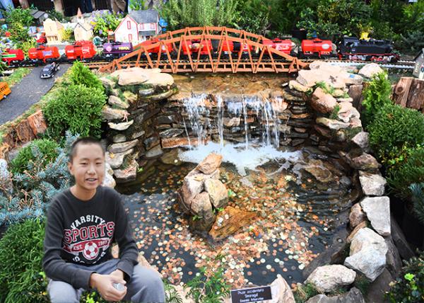 2015-12-27_03_DIY Toy Train on Garden Railroad-10001.jpg