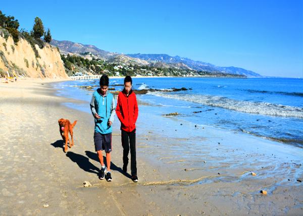 2016-12-25_Paradise Cove Beach_Victor-Aiden_Water Line in Pebbles ʯǰ -20001.JPG