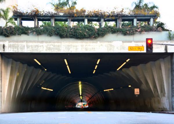 2016-12-25_LA_Westwood Tunnel ľ-10001.JPG