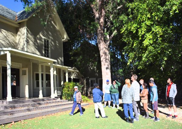 2016-12-27_Backlot_Warner Village_Gilmore Girls (00-07)-10001.JPG