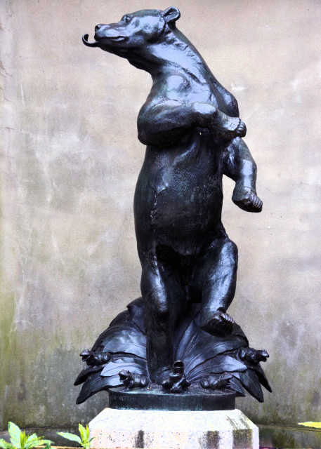 1760127772856639.jpg 13_2024-04-06_Sculpture_Honey Bear Statue0001.JPG