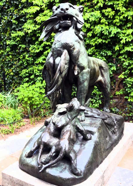 1760127881802744.jpg 2024-04-27_Statue_Tigress & Cubs in the Life-Sized Bronze Depicting a Mother Tiger w a Peacock in Her Muzzle w 2 Hungry Cubs @ Her Feet0001.JPG