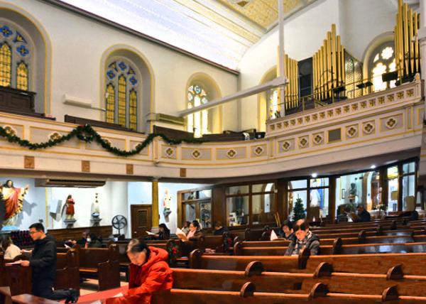 2023-12-08_Church of the Transfiguration_Rev. Joseph Lin, a priest originally from Fujian Province, who can take confession in four languages0001.JPG