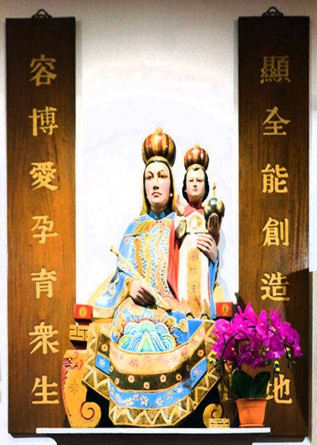1760391432146253.jpg 2023-12-08_Church of the Transfiguration_A Statue of Virgin Mary Adorned in Clothing Reminiscent of the Qing’s Empress Dowager Cixi_ Holding Jesus0001.JPG