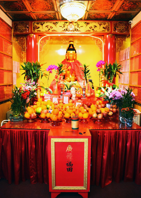 2023-12-08_Mahayana Buddhist Temple_Offering to Buddha w Incense_ Flowers_ Light_ Water_ Food_ Chanting_ & Prostrations-10001.JPG