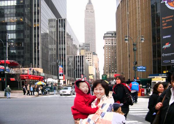 2006-03-11_Empire State Bldg behind 8th Ave @ W 33rd St0001.JPG