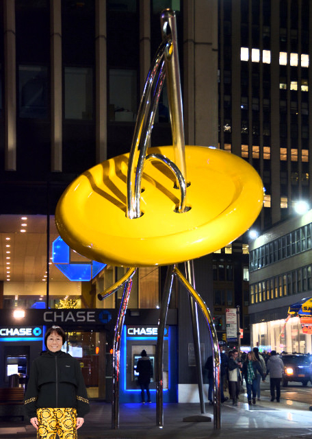 2023-12-08_Art_Iconic Sculpture of Giant Needle & Button in Garment District-10001.JPG