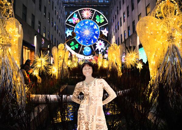 2023-12-08_Saks Fifth Avenue_Diors Carousel of Dreams in Celestial-Themed Clock w 300_000 LED Lights over  the Channel Gardens-10001.JPG