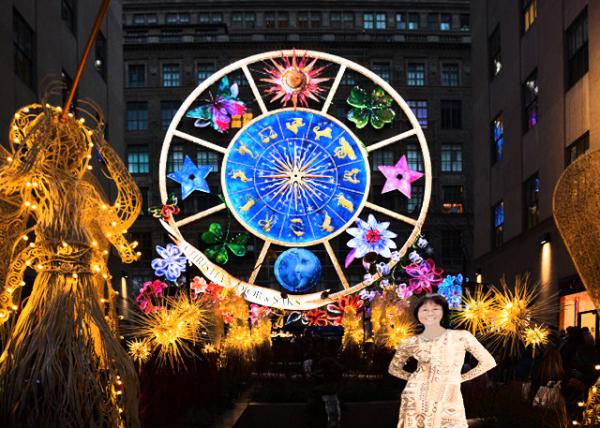 2023-12-08_Saks Fifth Avenue_Diors Carousel of Dreams Bedazzled the Front of the 10-Story Bldg w the Star_ the Clover_ & the Zodiac Signs in a Giant Installation as Wheel of Fortune-2M0001.JPG