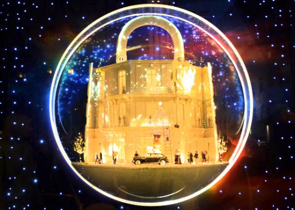 2023-12-08_Saks Fifth Avenue Holiday Window_A Visual Tableau Merging Iconic Landmarks from both Paris & NYC0001.JPG