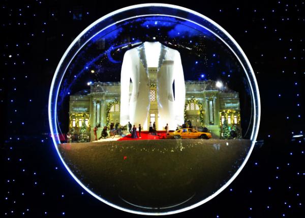 2023-12-08_Saks Fifth Avenue Holiday Window_Diors Bar Jacket0001.JPG