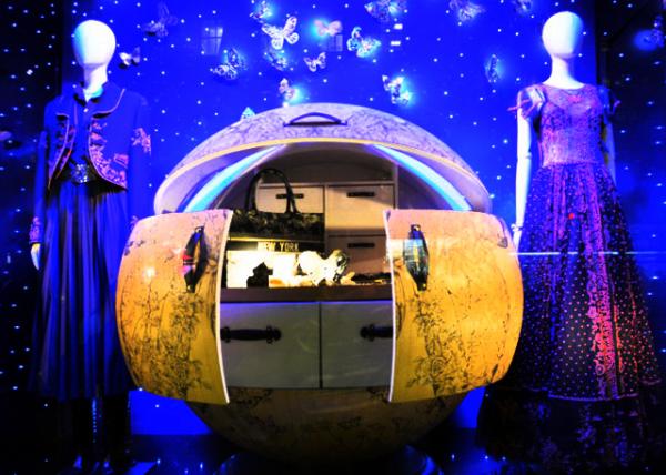 2023-12-08_Saks Fifth Avenue Holiday Window_Folie de Grandeur or Megalomania of the Luxury Brand0001.JPG