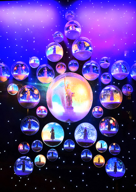 2023-12-08_Saks Fifth Avenue Holiday Window_Snow Globes Dior Star Capturing the Iconic Scenes of Both NYC & Paris w a Lady Dior-20001.JPG
