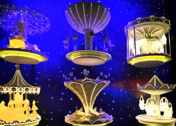 2023-12-08_Saks Fifth Avenue Holiday Window_A Beacon of Luxury_ Reaches_ & Something Far from the Reality0001.JPG