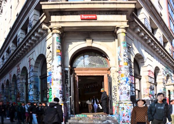 2023-12-08_Supreme_Façade_Streetwear-10001.JPG