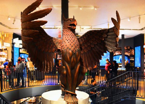 2022-09-25_935 Broadway_Harry Potter New York_Griffin Statue0001.JPG