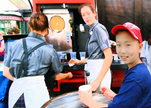 2012-04-08_Butterbeer Vendor-10001.JPG
