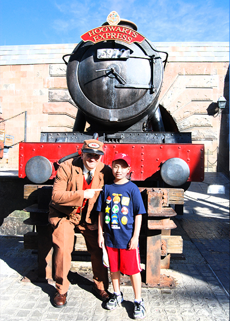 2012-04-08_05_Hogwarts Express Locomotive.jpg