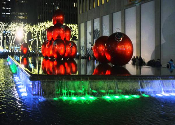 2024-12-14_98_Giant Red Christmas Balls over a Fountain in Front of Chase Bank @ Night0001.JPG