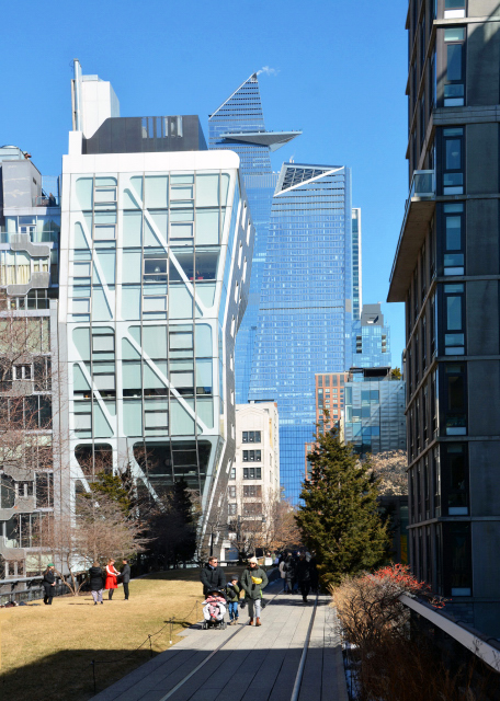 2025-02-22_06_Tourists & Disused Train Tracks on the HL Elevated Park Walkway & High-Rise Skyscrapers on the West Side of Manhattan w HL23 Luxury Apt @ 515 West 23rd St Overlooking the HL in Chelsea.JPG