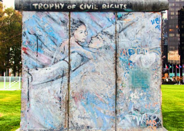 Berlin-Wall-Piece-Fragment-United-Nations-Garden-NYC_3-10001.JPG