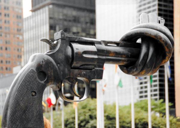 UN_Non-Violence or the Knotted Gun Sculpture by Luxembourg0001.JPG